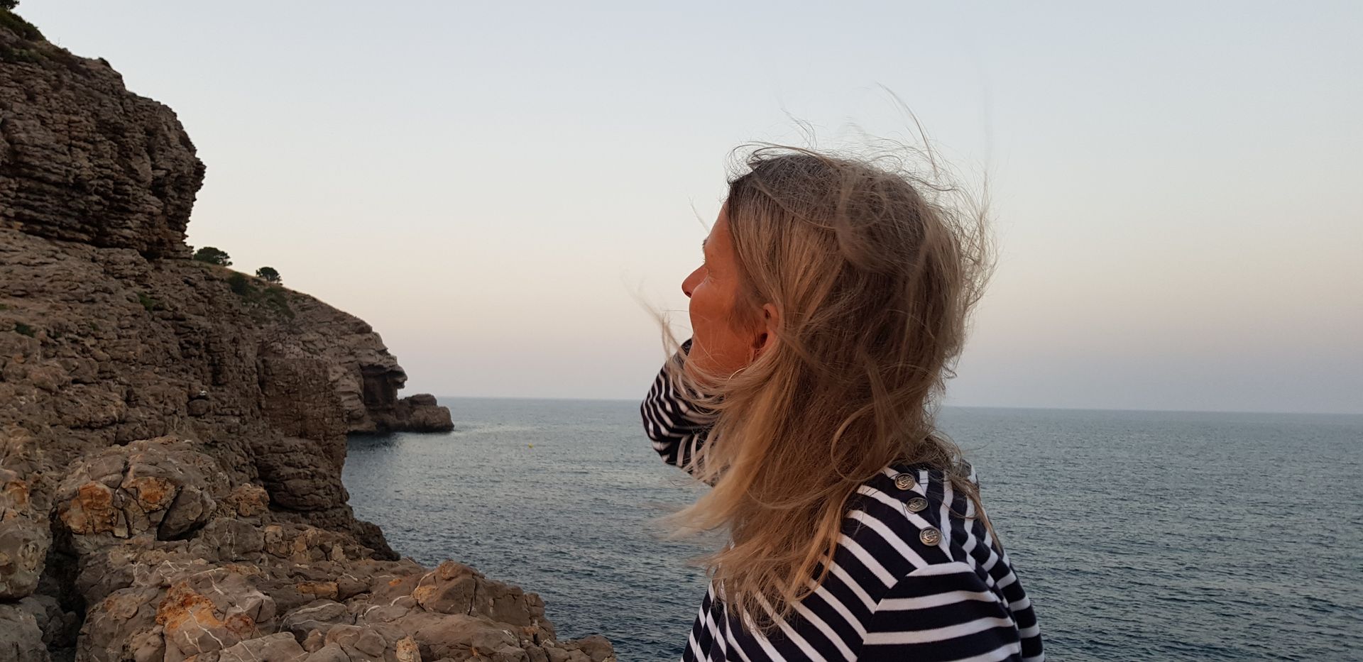 Kerstin Bonke am Meer, der Wind im Haar