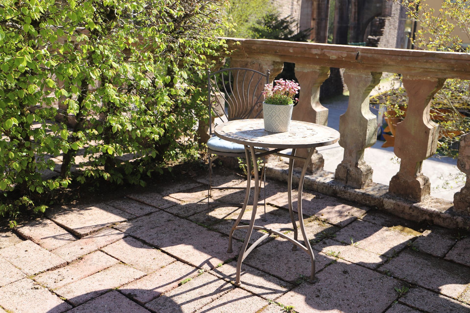 Sonnige Terrasse mit Tisch